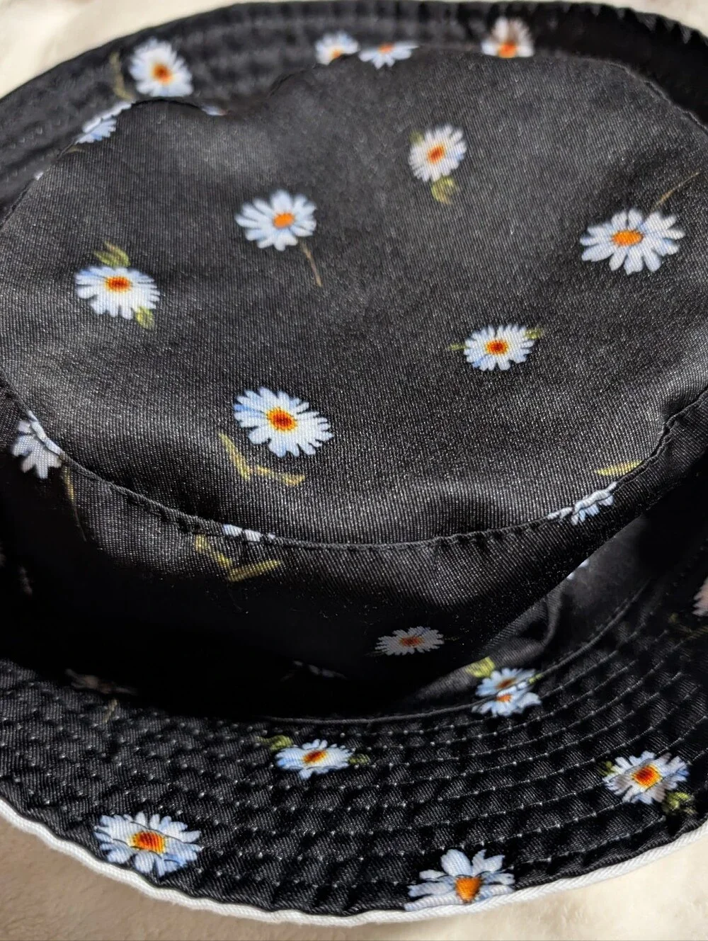 Alice+Olivia Reversible Daisy Floral White & Black Bucket Hat Kids/Pre-Teen